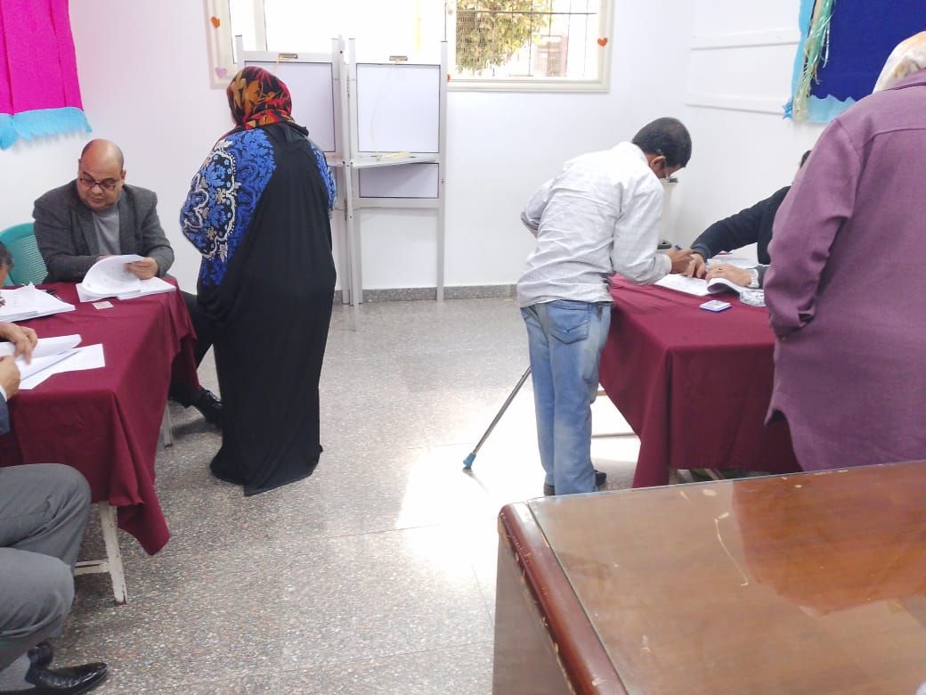 ناخب من ذوي الهمم يصوت في الانتخابات البرلمانية بالمطرية