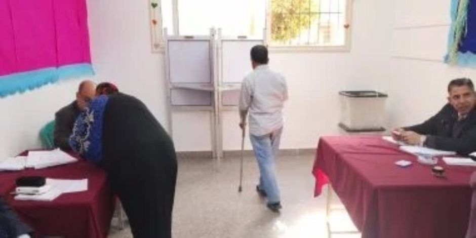ناخب من ذوي الهمم يصوت في الانتخابات البرلمانية بالمطرية