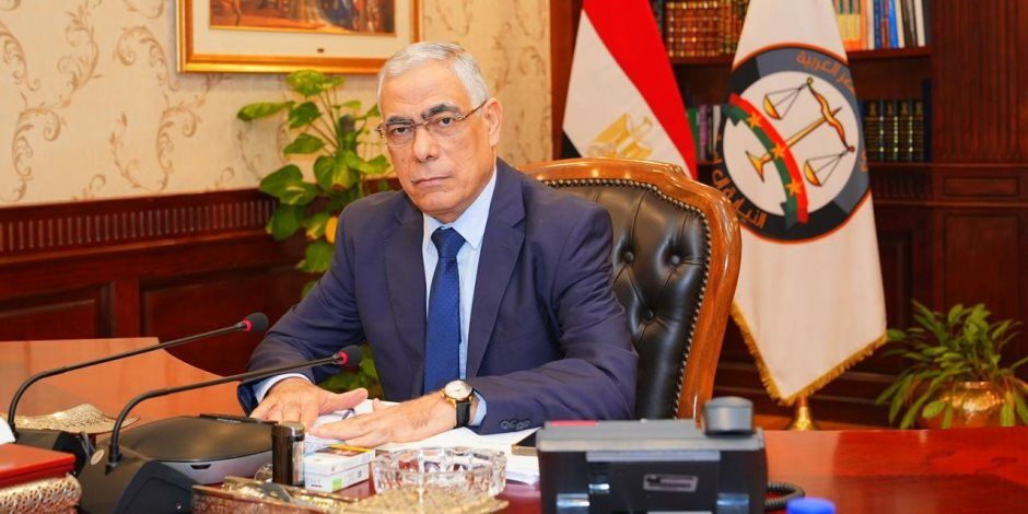 بناءً على طلب محاميه.. النائب العام يرفع اسم علاء عبد الفتاح من قوائم الممنوعين من السفر