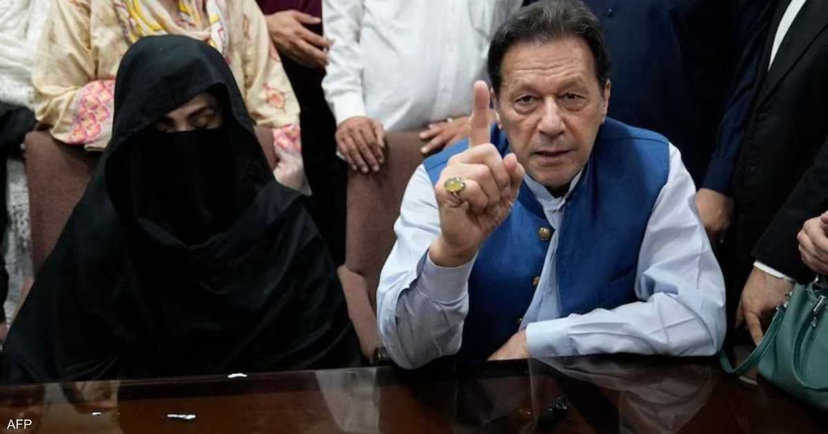 العالم اليوم - إعلام محلي: السجن 17 سنة لعمران خان وزوجته في قضية فساد
