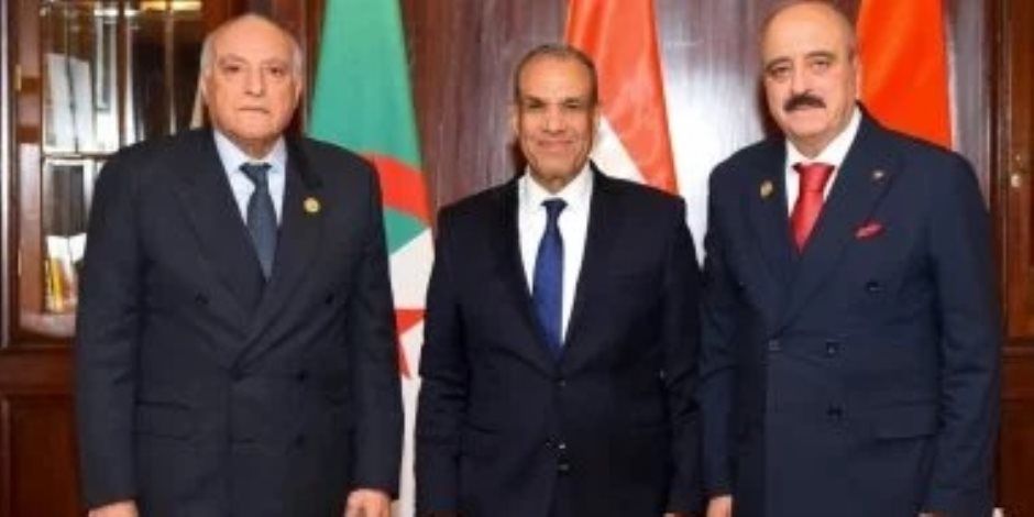 وزير الخارجية يعقد اجتماعاً ثلاثيا مع نظيريه الجزائري والتونسي لمناقشة الأوضاع في ليبيا