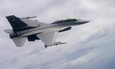 مقاتلة أمريكية تعترض طائرة مدنية