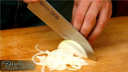 كيف تتجنب «دموع البصل»؟ دراسة تكشف عن السر