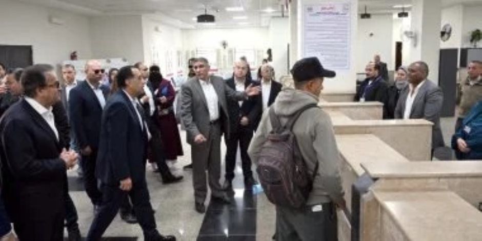 رئيس الوزراء يتفقد مجمع خدمات المواطنين "تحيا مصر" بقرية "الودى" بالصف