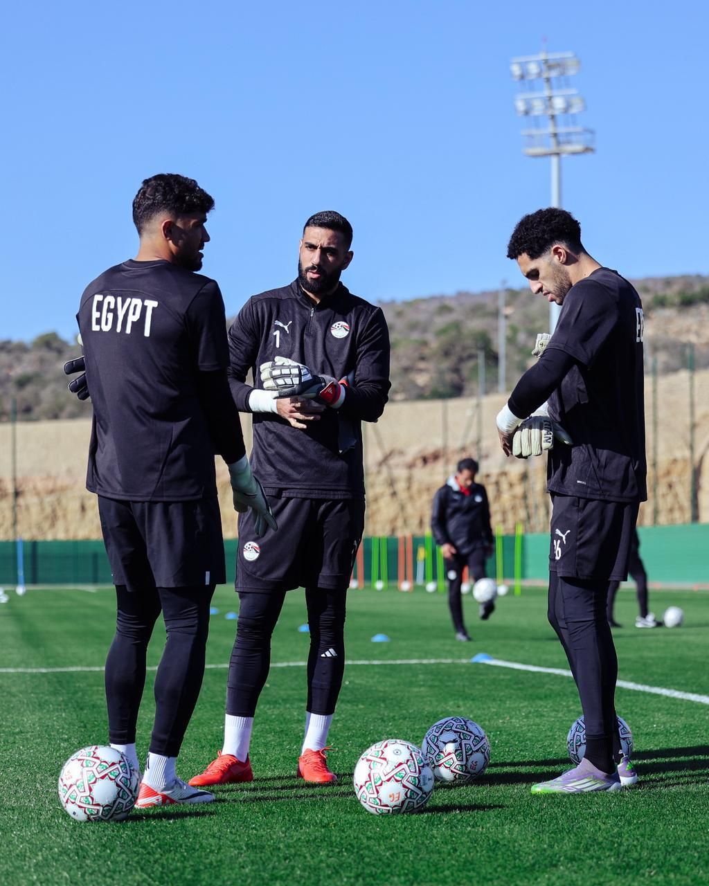 منتخب الفراعنة يبدأ تدريباته لمواجهة جنوب أفريقيا.. صور