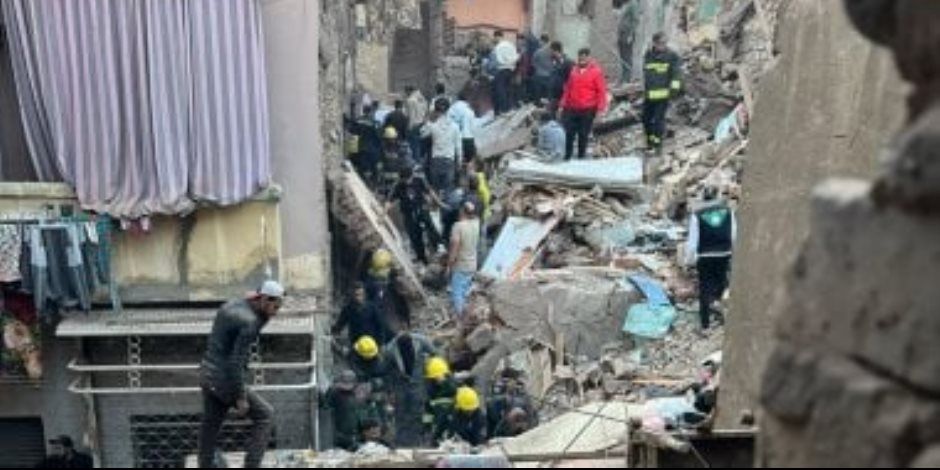 الحماية المدنية: إنقاذ شخص مصاب من أسفل ركام عقار إمبابة المنهار