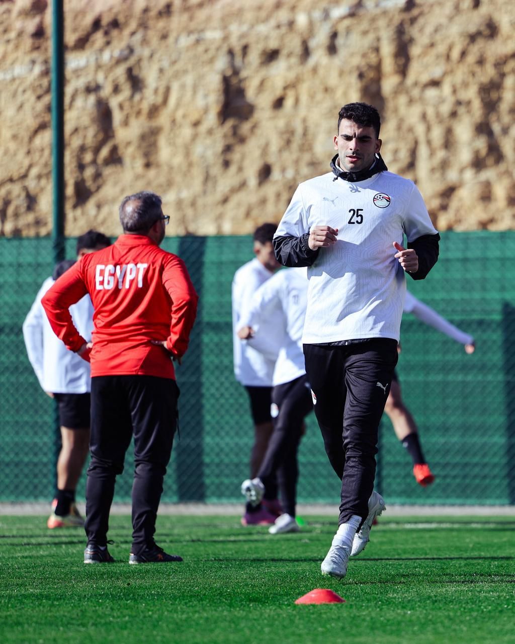 منتخب الفراعنة يبدأ تدريباته لمواجهة جنوب أفريقيا.. صور