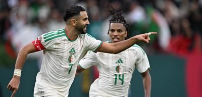 الجزائر تتخطى السودان بثلاثية