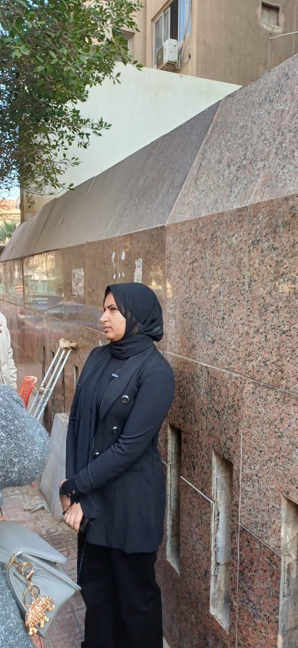 أسرة السباح يوسف ترفع صوره قبل جلسة محاكمة رئيس اتحاد السباحة.. صور