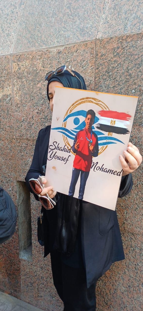 أسرة السباح يوسف ترفع صوره قبل جلسة محاكمة رئيس اتحاد السباحة.. صور