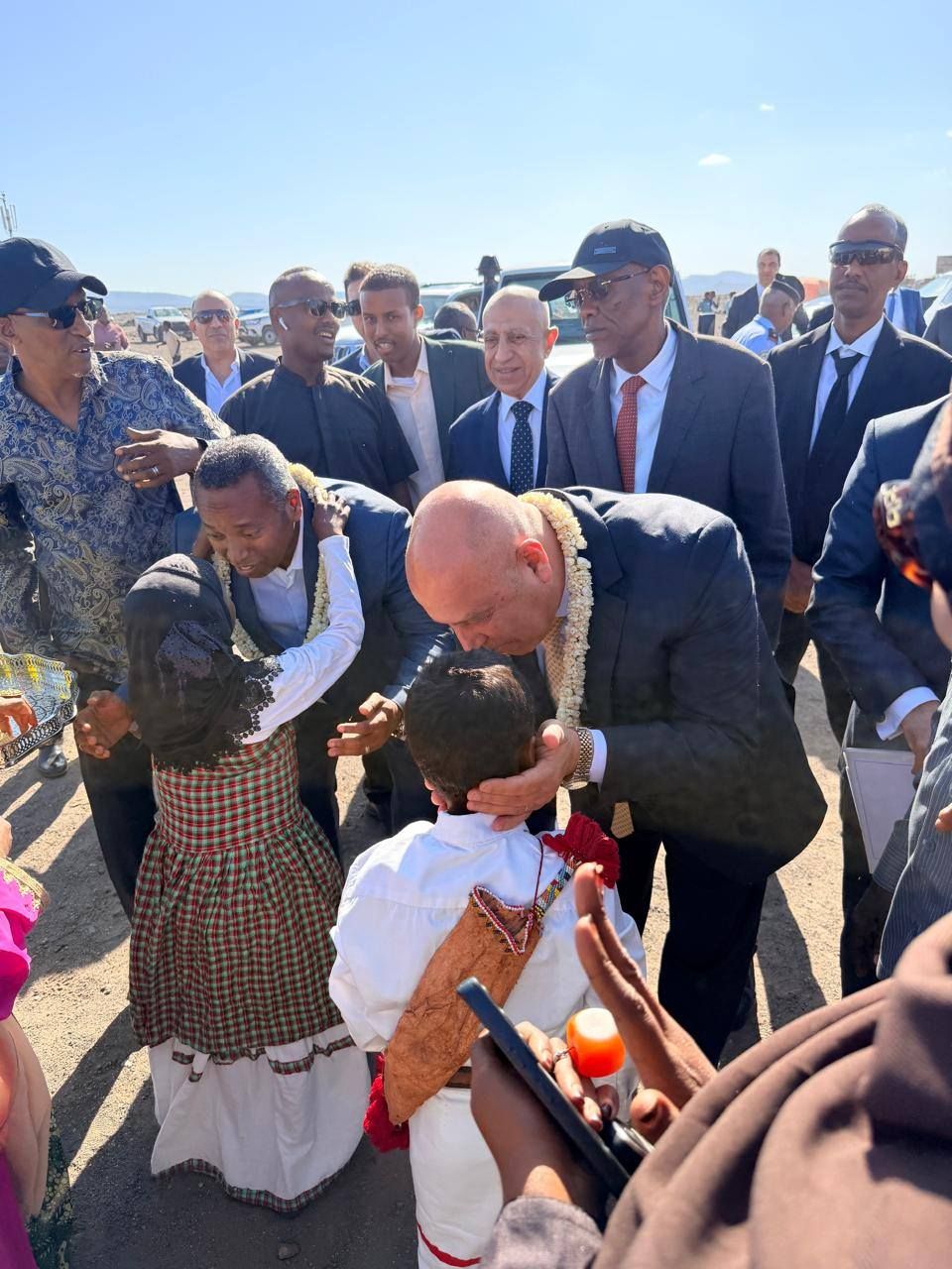 نائب رئيس مجلس الوزراء للتنمية الصناعية وزير الصناعة والنقل يفتتح محطة الطاقة الشمسية بقرية "عمر كجع"