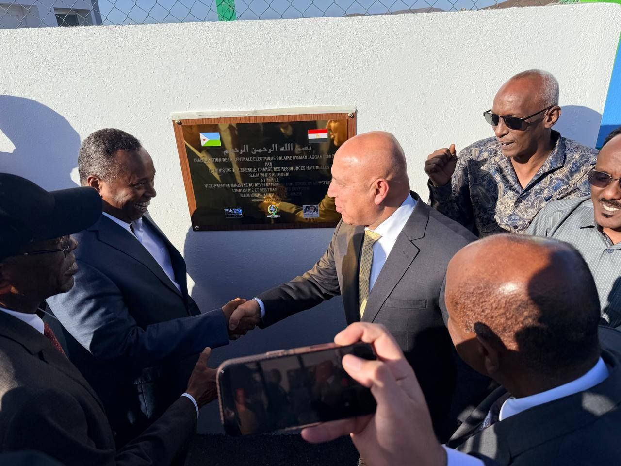 نائب رئيس مجلس الوزراء للتنمية الصناعية وزير الصناعة والنقل يفتتح محطة الطاقة الشمسية بقرية "عمر كجع"