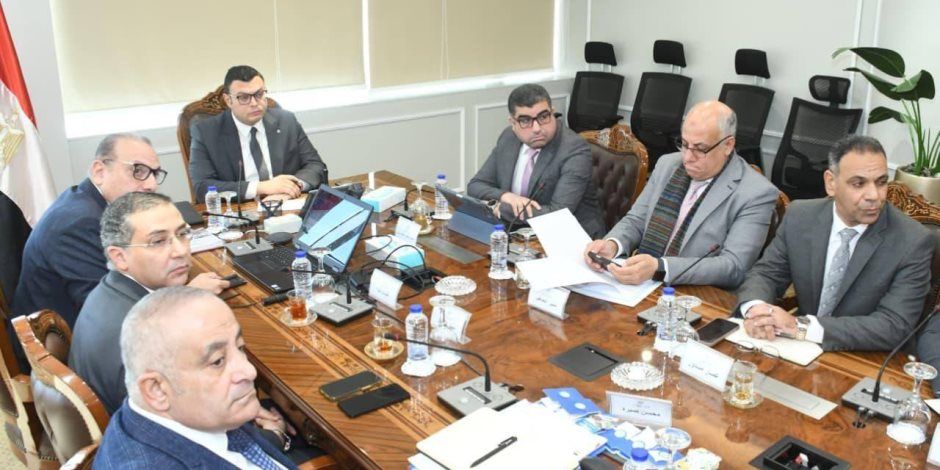 وزير الإسكان يبحث تطوير منظومة النقل الداخلي بعددٍ من المدن الجديدة