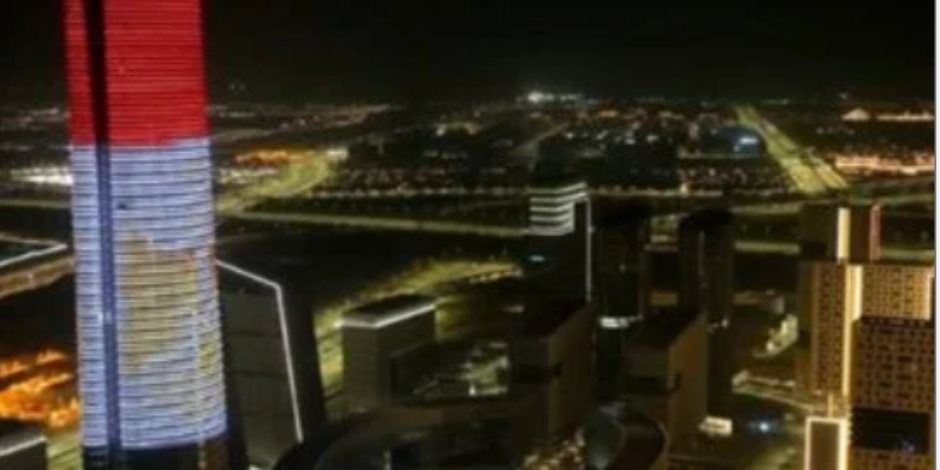 القاهرة الإخبارية: علم مصر يزين البرج الأيقوني بالعاصمة الإدارية الجديدة احتفالًا برأس السنة