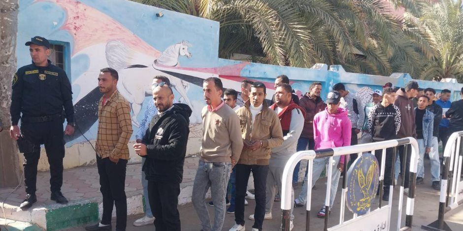 توافد الناخبين على دائرة الوراق للإدلاء بأصواتهم في انتخابات مجلس النواب