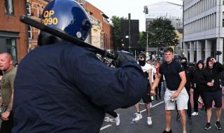 العالم اليوم - فيديو.. "معلومة زائفة" تشعل أعمال شغب واسعة في بريطانيا