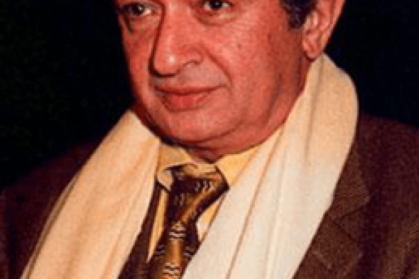 أول صورة لوالدة نور الشريف الذي تركته في طفولته لتتزوج فكرهها عندما كبر ورفض مقابلتها.. لن تصدقوا من هي!