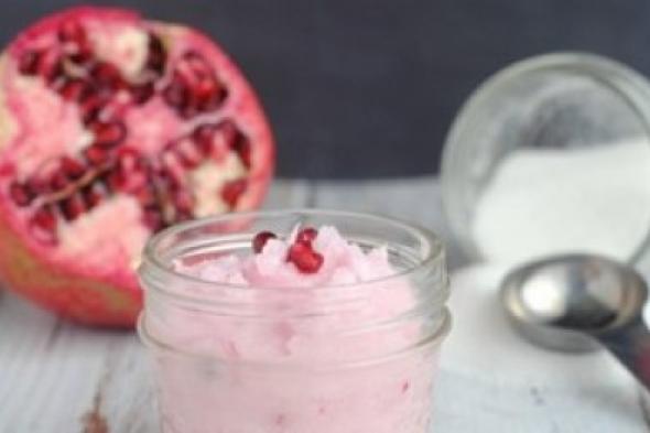 طريقة عمل كريم الرمان والنشا لتنعيم وتقشير البشرة وحفظ شباب البشرة