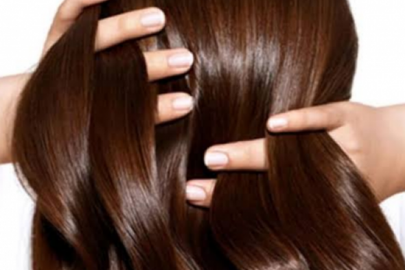 طريقة صبغ الشعر باللون البني الغامق بمكونات طبيعية من منزلك بـ 3 وصفات مجربة والنتيجة أحلي من الجاهزة