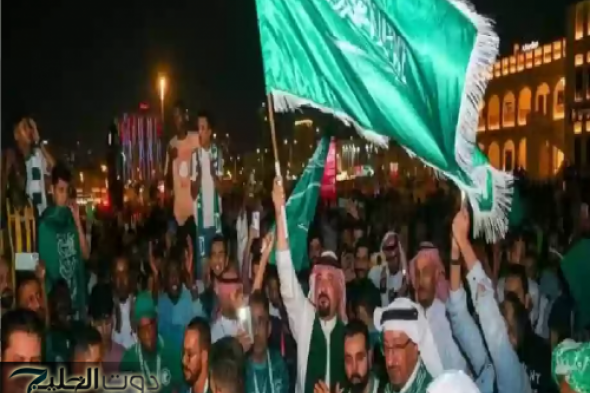 مشجع سعودي يفاجئ الجميع باحتفال غير تقليدي من داخل الفندق !