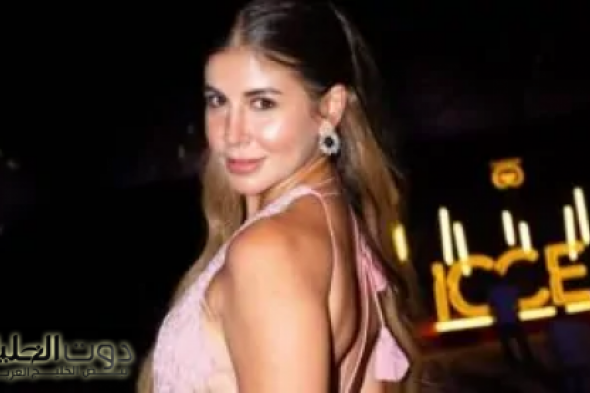 بالأحمر الجريء| ملك قورة تثير الجدل في أحدث جلسة تصوير