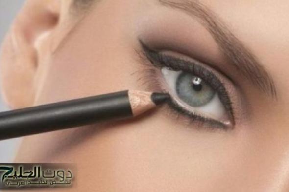"سر خطير لا يعلمه الكثيرون ".. خبيرة تجميل سعودية تكشف عن حل بسيط لتثبيت الكحل في العين لفترة طويلة !!.. مستحيل يسيح لمدة يومين!!