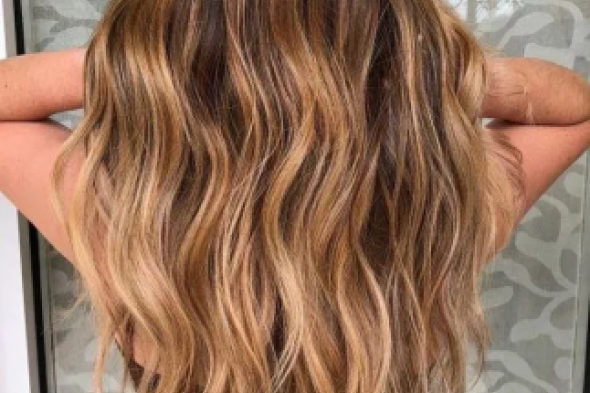 صبغ الشعر باللون العسلي: دليل شامل للنتيجة المحترفة